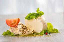 Mozzarella mit Basilikum und Tomate