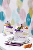 Kleine Brottüte mit Lavendelzweig als Tischdeko auf Gedeck