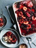 Gebackene Brombeeren und Pflaumen mit Amaretti-Joghurt