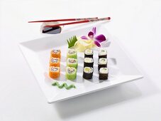 Verschiedene Sushi mit Wasabi und Sojasauce