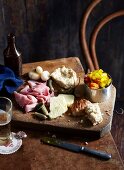 Ploughmans lunch (cold meal with beer and beer bread, England)