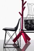 Metallstühle aus Drahtgewebe, Geflechtkorb mit Drahtgestell und pinkfarben umwickelter Garderobenständer