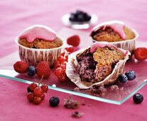 Beerenmuffins mit pinkfarbener Zuckerglasur