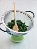 Squeeze steamed spinach