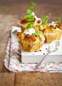 Muffins mit Birnen, Pancetta, Creme fraiche und Erbsensprosse