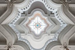 Blick auf das Kuppelfenster im Kunstgewerbemuseum in Budapest - Das Bauwerk der ungarischen Sezessionsarchitektur wurde zwischen 1893 und1896 nach den Plänen von Ödön Lechner und Gyula Pártos gebaut