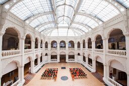 Haupthalle mit Glaskuppel des Kunstgewerbemuseums in Budapest - Das Bauwerk der ungarischen Sezessionsarchitektur wurde zwischen 1893 und1896 nach den Plänen von Ödön Lechner und Gyula Pártos gebaut