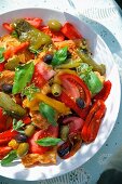Panzanella mit gebratenen Paprikaschoten, Tomaten, Oliven und frischen Kräutern