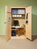 Büro im Schrank, Blick in offenen, massgefertigten Schrank mit integrierter Schreibtischplatte, Regalbrettern und Stuhl