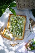 Puff pastry tart with green asparagus, courgettes and ricotta for a picnic