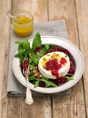 Gebackener Camembert mit Honig-Senf-Dressing und Preiselbeeren