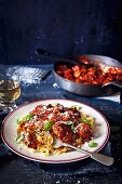 Schweinefleisch-Apfel-Hackbällchen mit Tomatensauce und Tagliatelle