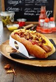 Hotdog mit Käse und Ketchup im Imbisslokal