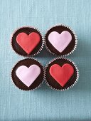 Schokoladencupcakes mit Fondantherzen zum Valentinstag