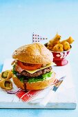 Cheeseburger mit Bacon, dazu frittiertn Essiggurken