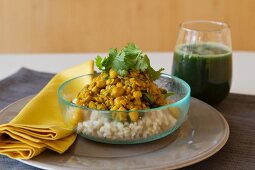 Reissalat mit Kichererbsen, roten Linsen, Paprika, Süßkartoffeln und Koriandergrün