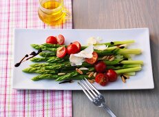 Grüner Spargelsalat mit Kirschtomaten, frischem Parmesan und Pinienkernen