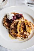 Pancakes with baked bananas