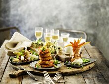 Frühlingsgerichte und Wein auf rustikalem Holztisch