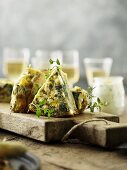 Kartoffel-Spinat-Tortilla in Stücken mit Oregano