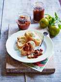 Grünes Tomatenchutney und Baguettescheiben