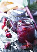 Rhabarbermarmelade mit Erdbeeren