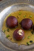 Gulab Jamun (Frittierte Teigbällchen in aromatisiertem Zuckersirup, Indien)