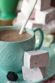 Heiße Schokolade und Brombeer-Marshmallows