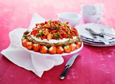 Kuchen mit Schlagsahne und Erdbeeren