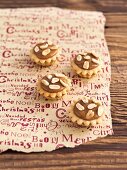 Kleine Cupcakes mit Karamellsahne und Mandeln (weihnachtlich)