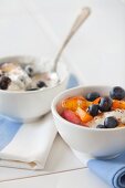 Joghurt mit Blaubeeren und Pfirsichen
