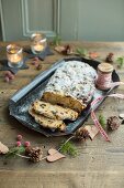 Quarkstollen mit Puderzucker zu Weihnachten