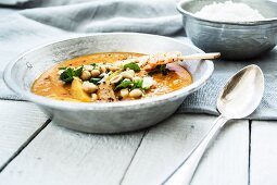 Gurkencurry mit Erdnüssen und Garnelenspiessen, dazu Reis