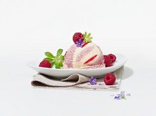 Himbeereiskugel mit Himbeeren, Waldmeister und Blüten