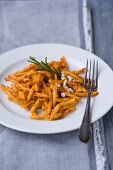 Strozzapreti mit Tofu-Bolognese