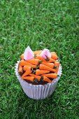 Oster-Cupcake mit Karotten und Hasenohren
