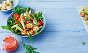 Grün-weißer Spargelsalat mit Erdbeeren und Walnuss-Feta