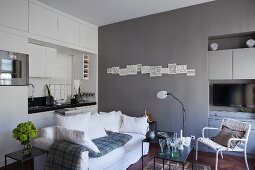 Multifunktionsraum mit Küchenzeile, Sofa und Einbauschrank