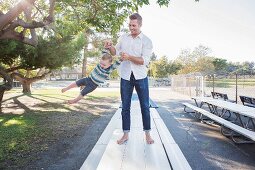 Vater spielt mit seinem Sohn im Freien