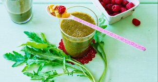 Pfirsich-Himbeer-Smoothie mit Bananen, Rucola und Blattspinat