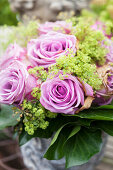 Blumenstrauss aus violetten Rosen
