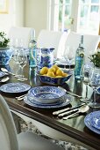 Gedeckter Tisch mit blau-weißem Geschirr