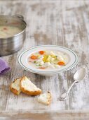 Blumenkohlsuppe mit Kartoffeln und Mais