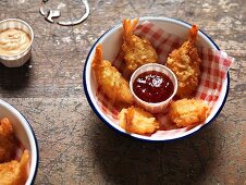 Fried prawns with pulled pork and a dip