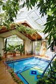 Indoor-Pool mit farbig gefliestem Boden und Glasdach