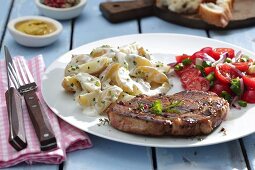 Schweinenackensteak mit Kartoffelsalat und Tomatensalat