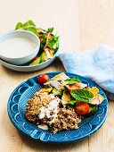 Libanesischer Bulgur-Hackfleisch-Auflauf mit Tahinisauce und Fattoush-Salat