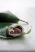 Grüntee-Wagashi, eingewickelt in Bambusblatt (typischer Sommermochi, Japan)