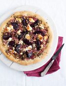 Pizza mit Roter Bete, Ziegenkäse und Kapern