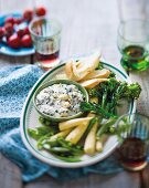Vorspeisenplatte mit Käse & Gemüse dazu Spinat-Artischockendip